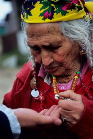 Gitana adivina con mano.jpg